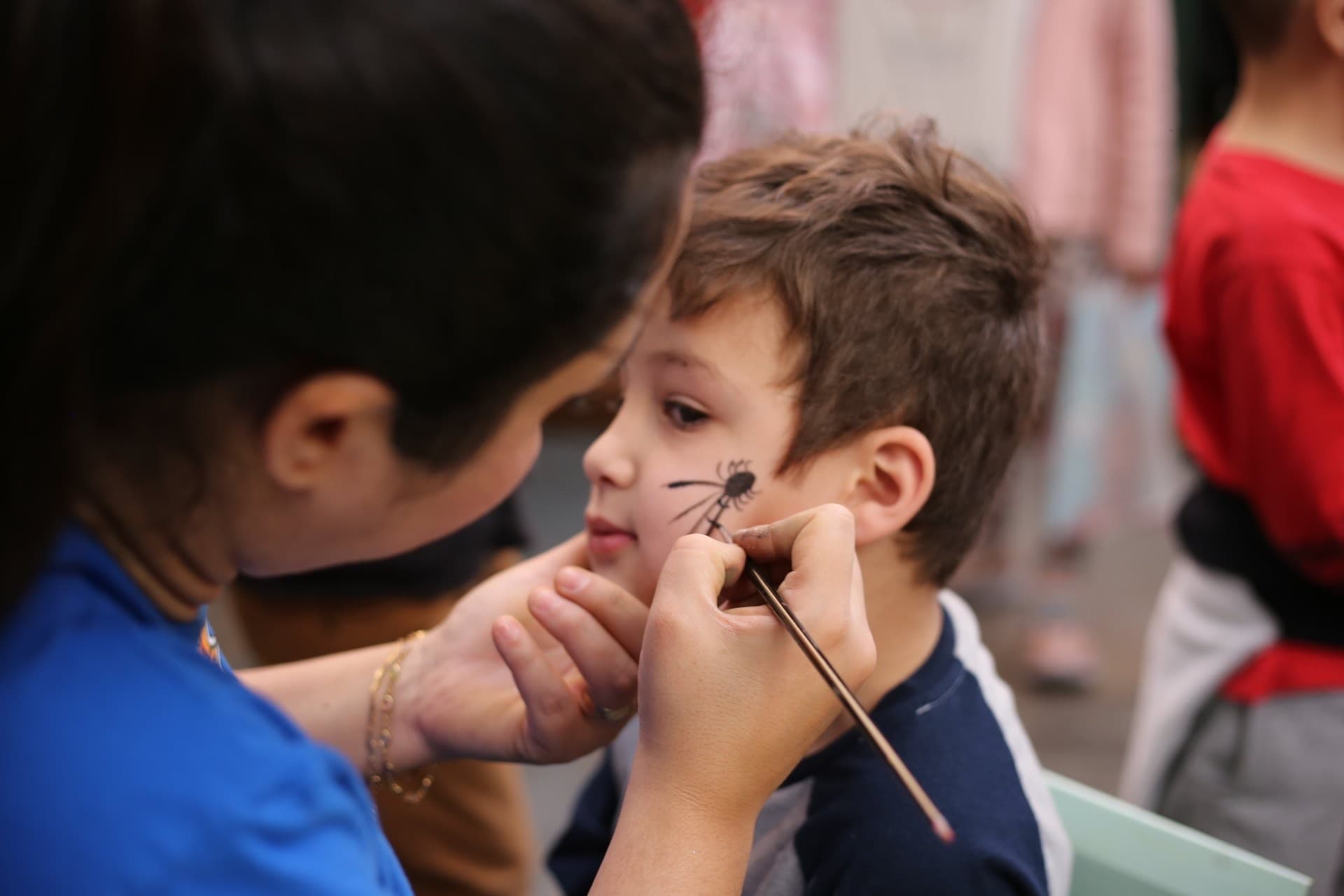 Criança recebendo pintura facial